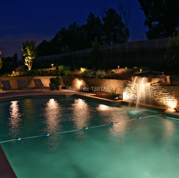 Kolam Renang dengan Pemadaman Cahaya